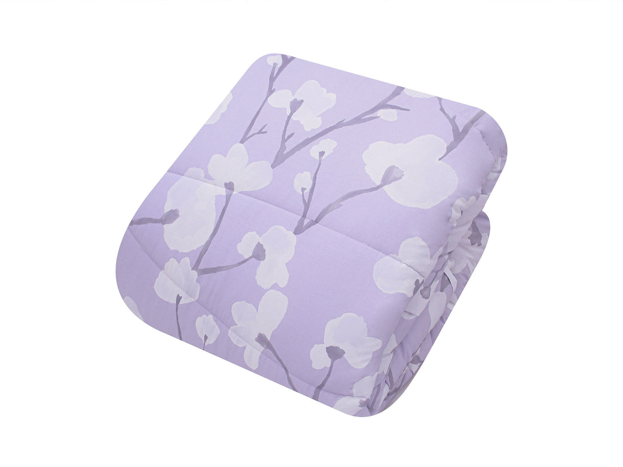 Edredón Cindel doblado de color lila tenemos tallas de edredón matrimonial, King size, Individual y Queen size. El descanso que mereces con Edredones Dalfiori de Algodón