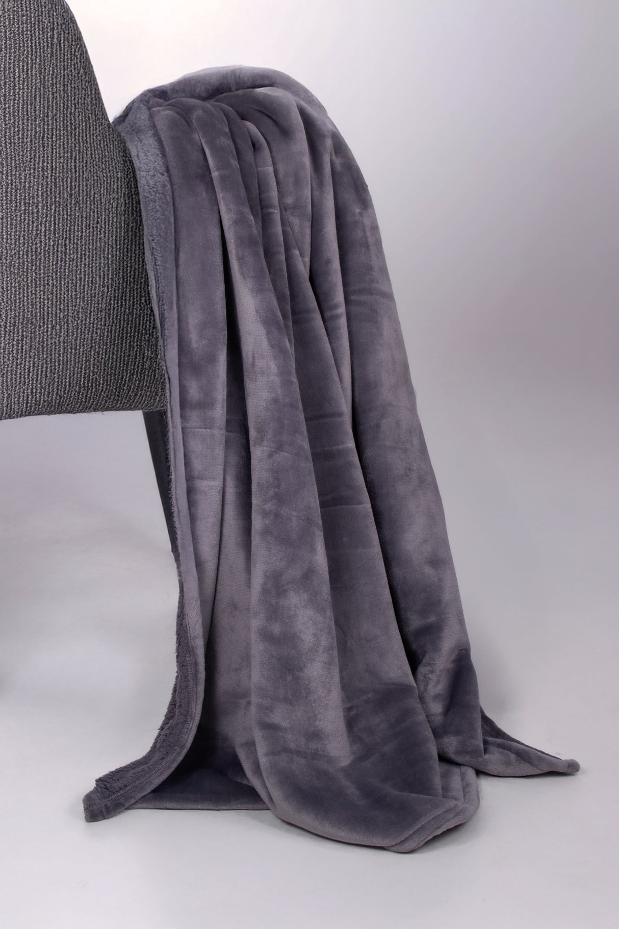 Manta Ulfur Gris Medio | Suavidad y calidez en cada fibra | Felpa Ultrasuave | 130 × 150 cm.