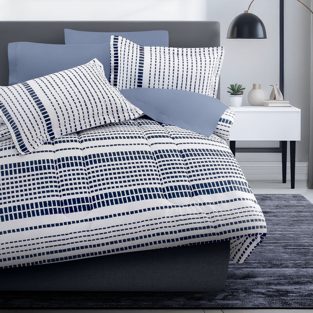 Edredón Riven color blanco con azul con tallas de Edredón matrimonial, King size, Individual y Queen size. El descanso que mereces con Edredones Dalfiori de Algodón