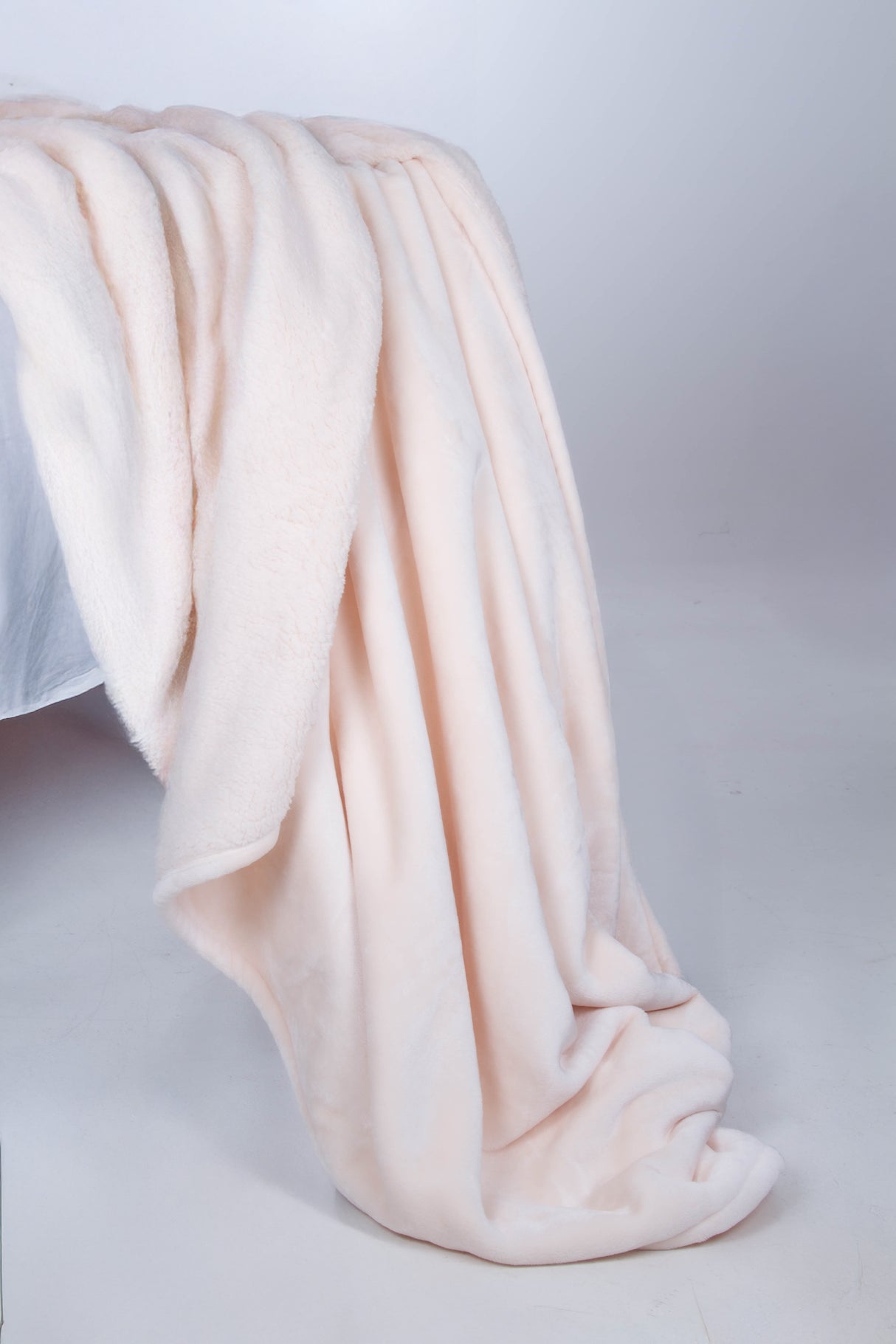 Manta Ulfur Hueso | Suavidad y calidez en cada fibra | Felpa Ultrasuave | 130 × 150 cm