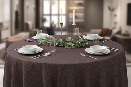 Cena para cuatro con candelabros de latón