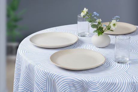 Detalle close-up mantel circular topográfico con flores