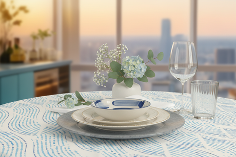 Detalle close-up mantel olas con vajilla artesanal