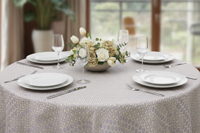 Mesa circular con mantel Firas emplatada
