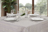Mesa cuadrada con mantel Firas emplatada