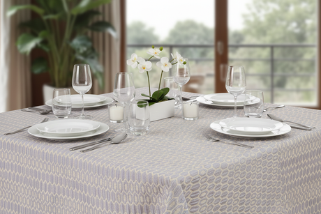 Mesa cuadrada con mantel Firas emplatada