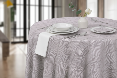Ángulo lateral mantel circular gris rayas con centro de mesa