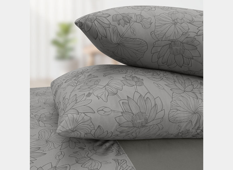 Sábanas Brunela · Microfibra Estampada de flores de loto en color gris obscuro sobre fondo en tono gris claro ·