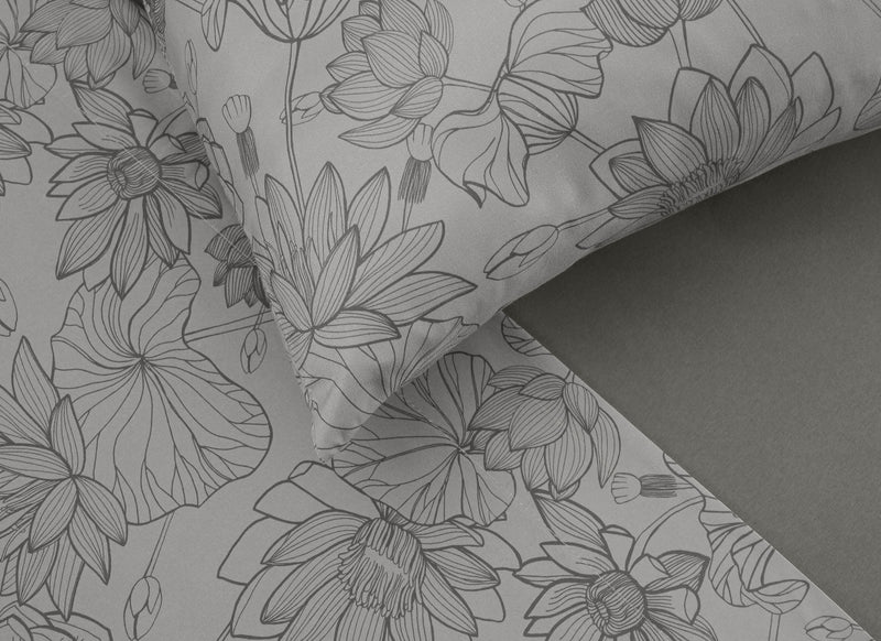 Sábanas Brunela · Microfibra Estampada de flores de loto en color gris obscuro sobre fondo en tono gris claro ·