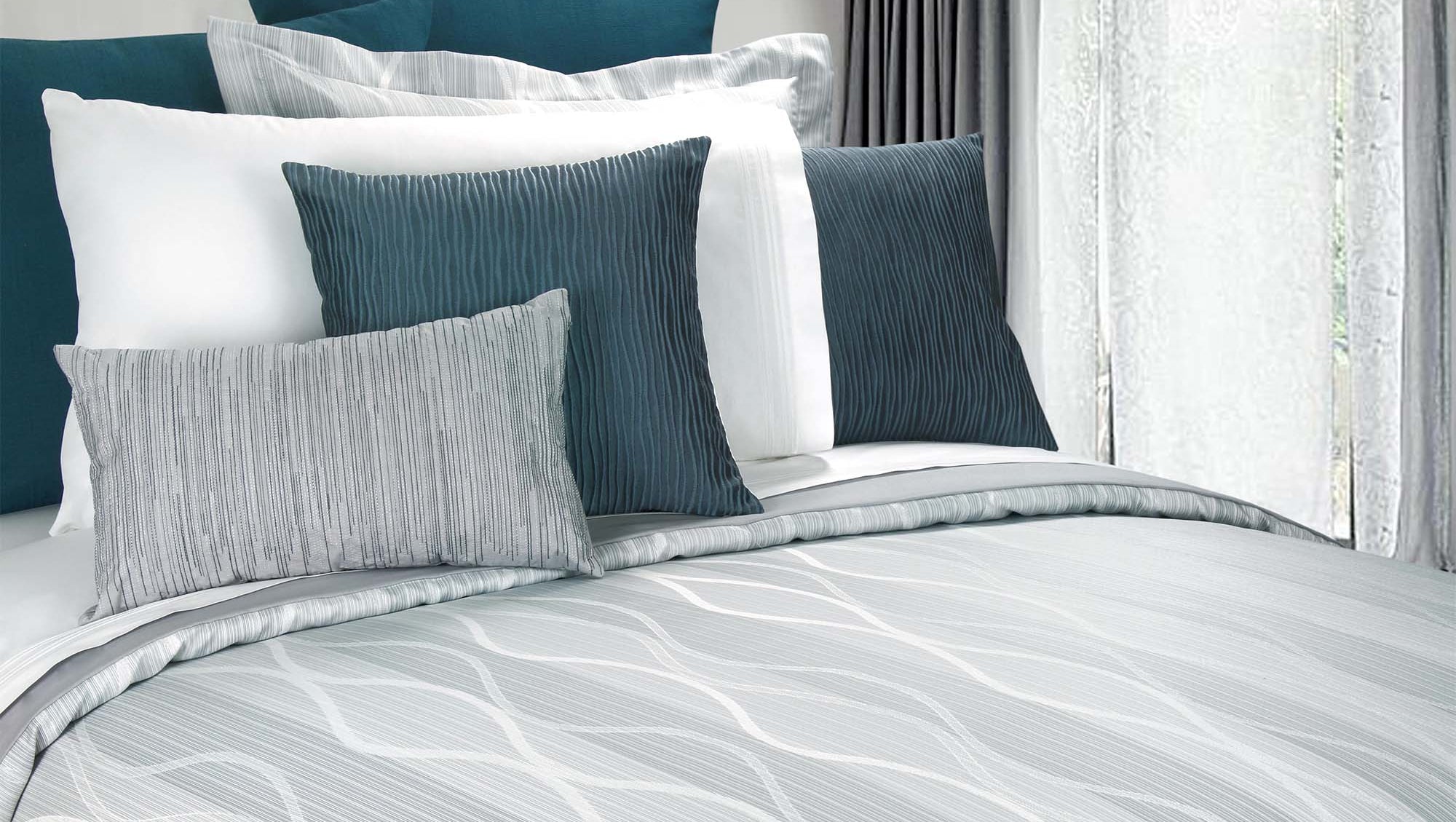 Coordinado Wesley Queen Size | Cubre edredón con relleno y fundas y almohadilla decorativa de 30 x 50 cm | Microfibra Ultrasuave*